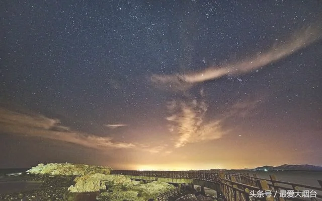 流星雨一颗颗划过星空的绝美瞬间(摄影师富士山拍到绝美流星)