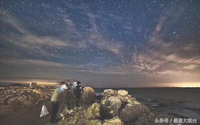 流星雨一颗颗划过星空的绝美瞬间(摄影师富士山拍到绝美流星)