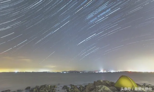 流星雨一颗颗划过星空的绝美瞬间(摄影师富士山拍到绝美流星)