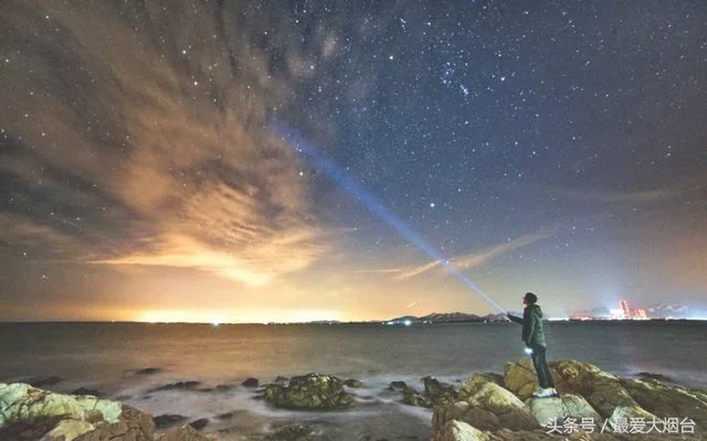 流星雨一颗颗划过星空的绝美瞬间(摄影师富士山拍到绝美流星)