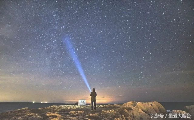 流星雨一颗颗划过星空的绝美瞬间(摄影师富士山拍到绝美流星)