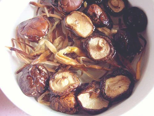香菇黄花菜炖排骨的做法步骤1