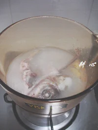 鸡毛菜滚鱼头汤的做法步骤8