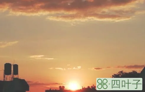 夕照红于烧,晴空碧胜蓝是什么意思