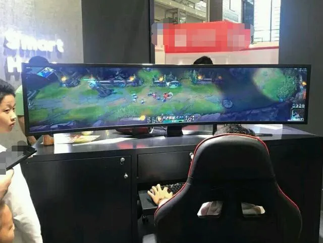 LOL：玩家“开挂”获得无限视距，视野扩大三倍，青铜秒变王者
