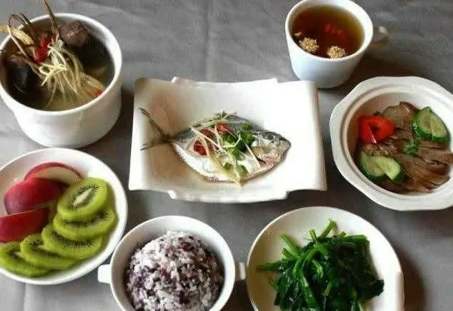怀孕晚期，准妈妈日常三餐吃什么？饮食这样搭配，促进胎宝宝发育