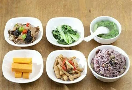 怀孕晚期，准妈妈日常三餐吃什么？饮食这样搭配，促进胎宝宝发育