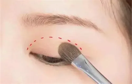 眼影深色