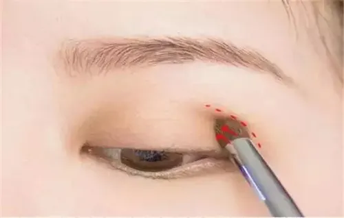 眼影深色