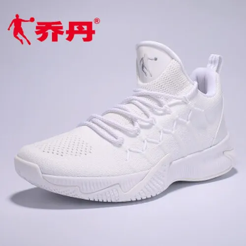 银白色篮球鞋