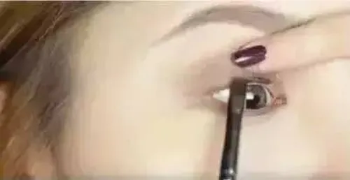 眼线画