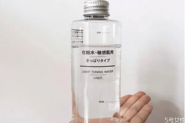 脸上过敏还可以用化妆水吗 脸过敏用什么化妆水