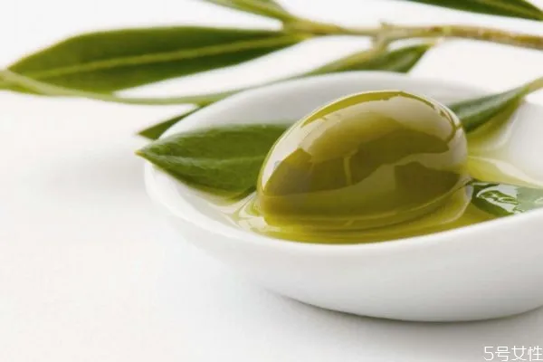 食用橄榄油可以擦脸吗 食用橄榄油可以护肤吗