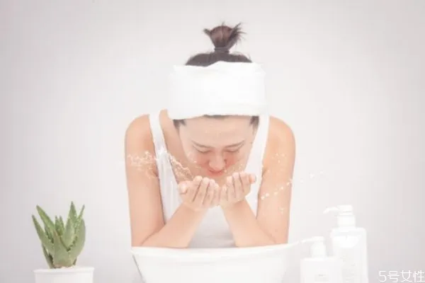 热水洗脸毛孔会变大吗 热水洗脸和冷水洗脸的区别