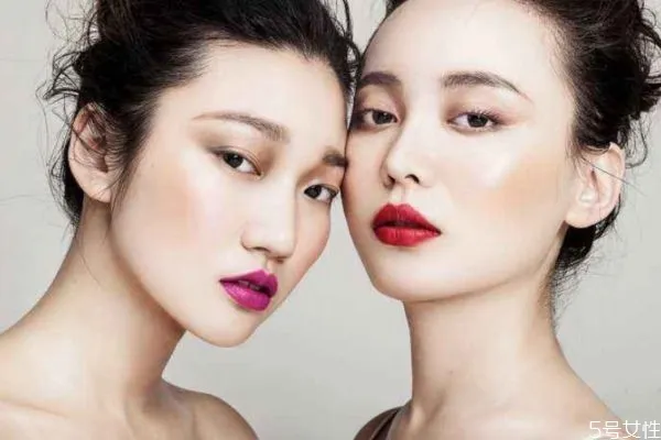 化完妆脸白脖子黑怎么办 遮盖脖子色差的方法