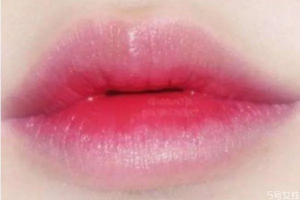 咬唇妆的白色的是什么 咬唇妆用口红还是唇彩