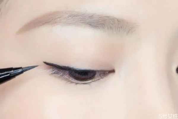 为什么画眼线显老 可以只画内眼线吗