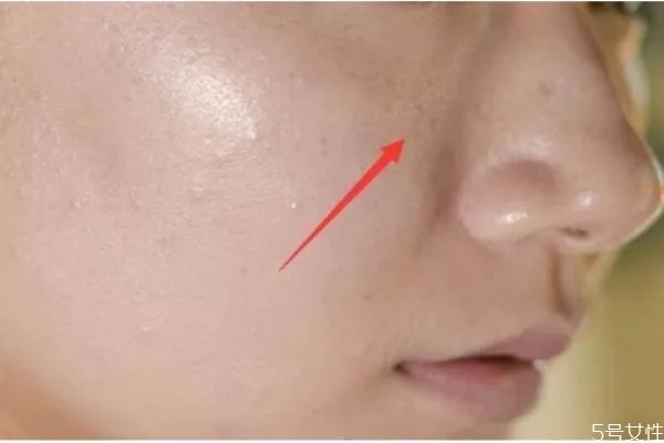 化妆怎么遮盖脖子色差 化妆卡粉什么原因