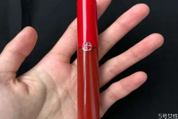 阿玛尼唇釉一定有小蛮腰吗 阿玛尼小蛮腰怎么看